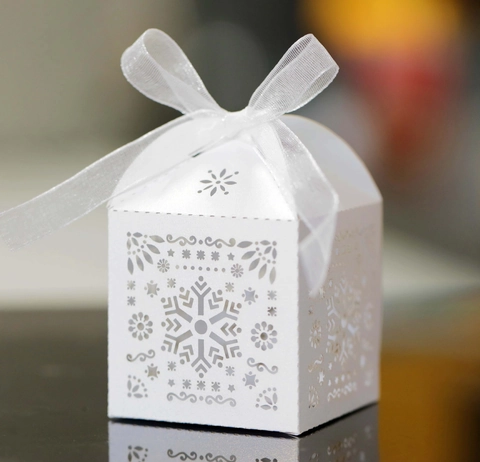 White Laser Cut Hollow Snowflake Candy Box Elegant Wedding Party Favor Gift Box With Ribbon For Chocolate Christmas Decoration