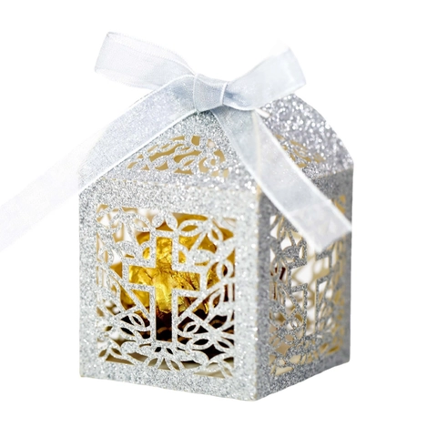 Taglio Laser Scatola di Caramelle Traforata Carta Perlata Glitterata Con Nastro di Raso Croce Cuore per Matrimonio