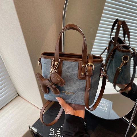 Petit Sac Seau Vintage en Cuir Synthétique et Toile Patchwork pour Femmes Sac à Bandoulière Avec Charme de Chien