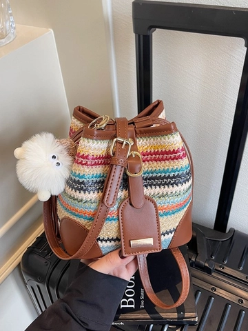 Sac Seau en Paille Tissé à la Main pour Femmes Coutures en Cuir PU Bandoulière de Vacances Décontractée Avec Pendentif Peluche