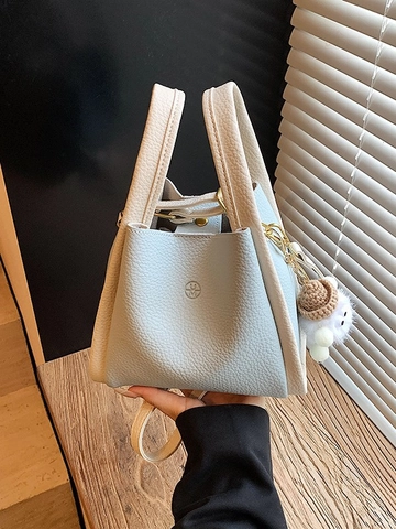 Sac Seau Minimaliste en Cuir PU pour Femmes Motif Litchi Sac à Bandoulière Avec Pendentif en Peluche Mignon Sac Quotidien