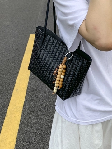 Sac Fourre-tout Tissé à Grande Capacité pour Femmes en Cuir PU Sac à Bandoulière avec Gland en Perles de Bois Sac à Main Décontracté