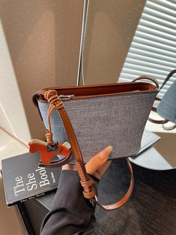 Borsa a Secchiello in Pelle PU Vintage da Donna Colore a Contrasto Patchwork Borsa a Mano con Ciondolo a Cavallo Tracolla Retrò