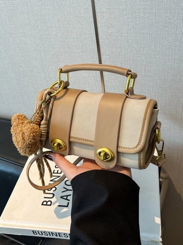 Sac à Épaule Vintage en Cuir PU Patchwork pour Femmes Petit Sac Carré Bandoulière avec Fermoir Tournant en Métal Charme d'Ours Sac à Main Élégant