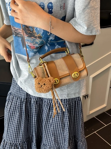 Sac à Épaule Vintage en Cuir PU Patchwork pour Femmes Petit Sac Carré Bandoulière avec Fermoir Tournant en Métal Charme d'Ours Sac à Main Élégant
