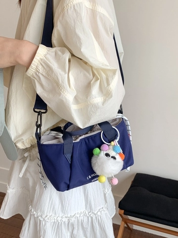 Borsa a Tracolla in Tessuto Minimalista di Nicchia per Donna Borsa Crossbody Leggera e Versatile Con Ciondolo Mostro in Peluche