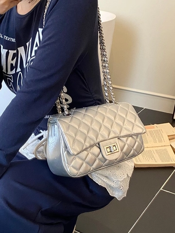 Sac Carré Bandoulière Classique Matelassé pour Femmes Sac à Épaule avec Chaîne et Fermoir Tournant en Cuir PU