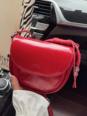 Sacoche de Selle en Cuir PU Brillant pour Femmes Sac Bandoulière Simple Avec Pendentif Cacahuète Petit Sac de Téléphone Polyvalent