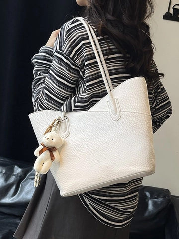 Sac Fourre-Tout en Cuir PU Grande Capacité pour Femmes Avec Pendentif Ours Motif Litchi Sac à Bandoulière Souple Décontracté