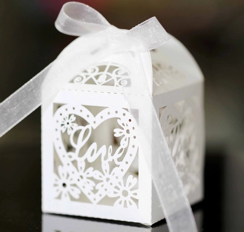 Laser Cut Heart Love Wedding Favor Boxes Pearl Paper Candy Gift Bags With Ribbon For Valentine Party Decorations Anniversary Celebration