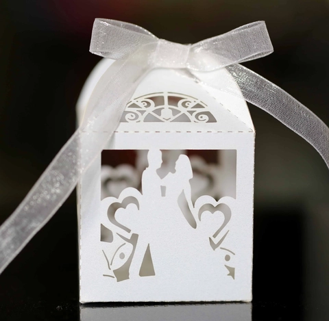 Scatola per Bomboniere Matrimonio Intagliata a Laser Europea Forma a Cuore Silhouette Coppia Carta Perlata Scatola Caramelle Con Nastro