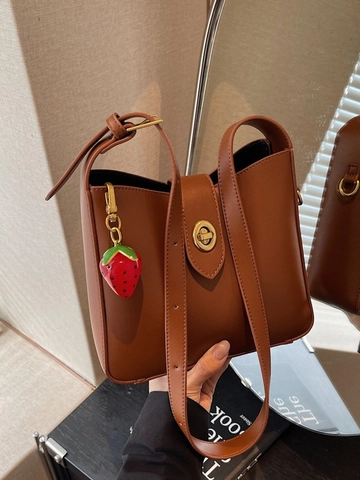 Bolso Bombonera de Cuero PU Retro Commuter para Mujer Con Colgante de Fresa Cerradura de Metal Dorado Correa de Hombro Ajustable Bolso Bandolera Versátil Bolso de Oficina Diario