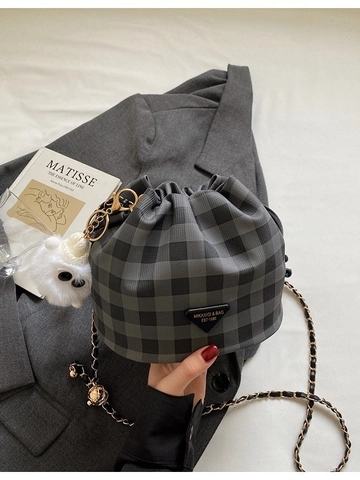 Petit Sac Seau en Cuir PU à Carreaux Vintage Sac Bandoulière Gingham Avec Bandoulière Chaîne et Pendentif Peluche