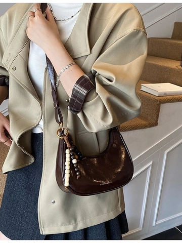 Sac Demi Lune en Cuir PU pour Femmes Sac à Épaule Hobo Vintage Avec Charme de Perle Sac à Bandoulière Minimaliste Dumpling