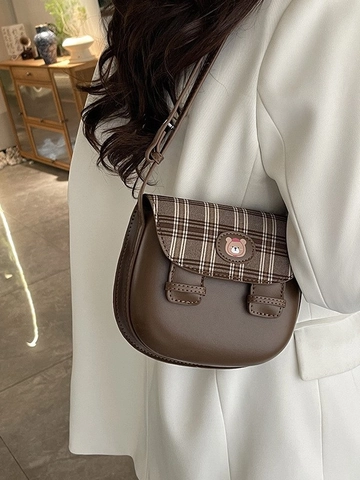 Damen Retro Satteltasche Gitter Klappe PU Leder Umhängetasche Handy Tasche Süße Bär Abzeichen Handtasche Kleine Schultertasche