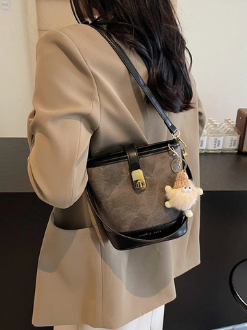 Γυναικεία Ρετρό Τσάντα Bucket από Δέρμα PU Color Block Chic Τσάντα Ώμου με Λούτρινο Μενταγιόν Χειμερινή Τσάντα