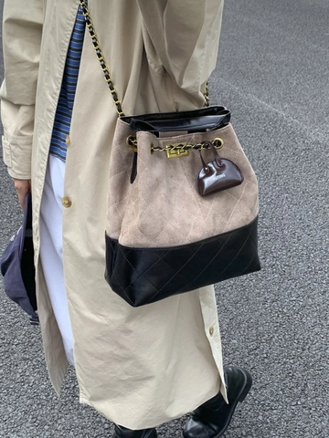Women Quilted Bucket Bag PU Leather Suede Patchwork Large Capacity Chain Crossbody Bag Vintage Handbag With Charm