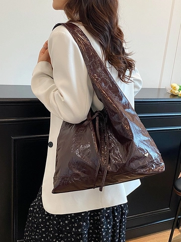 Bolso Tote de Gran Capacidad para Mujer de Cuero PU Arrugado Brillante Bolso de Hombro Con Logotipo de Metal de Corazón para Oficina Casual Diario