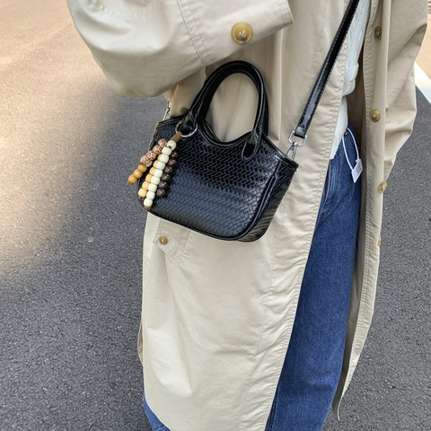 Bolso de Cubo Tejido Casual para Mujer Bandolera de Cuero PU Con Colgante de Cuentas de Madera Bolso de Hombro Color Sólido Versátil