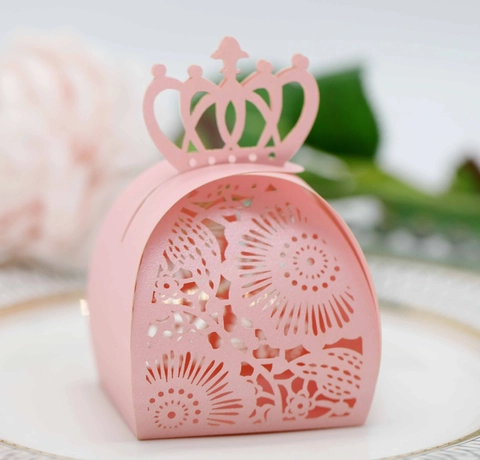 Laser Cut Crown Wedding Candy Box Hollow Reflective Pearlescent Paper Gift Box European Style Favors For Engagement Birthday Party