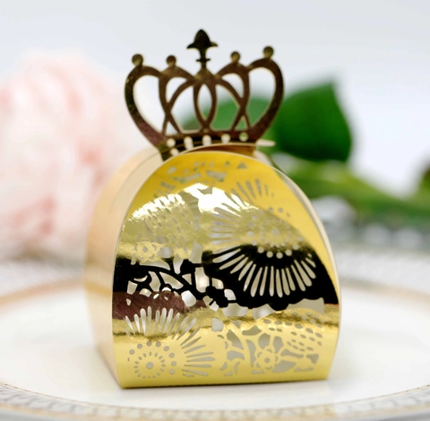 Laser Cut Crown Wedding Candy Box Hollow Reflective Pearlescent Paper Gift Box European Style Favors For Engagement Birthday Party