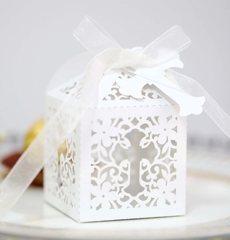 Scatola di Caramelle Traforata Tagliata al Laser Scatola Regalo di Matrimonio Con Nastro e Croce Per Battesimo Religioso Festa