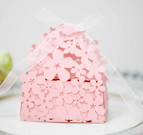 Laser Cut Flower Hollowed-out Wedding Favor Candy Box Pearlescent Paper Gift Packaging With Ribbon European Style For Party Celebration