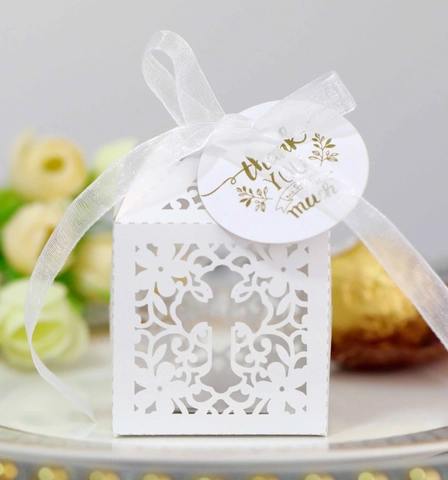 Laser Geschnitten Hohle Blume Kreuz Bonbonschachtel Mit Band Und Anhänger Für Hochzeit Taufe Party Geschenkbox Papier