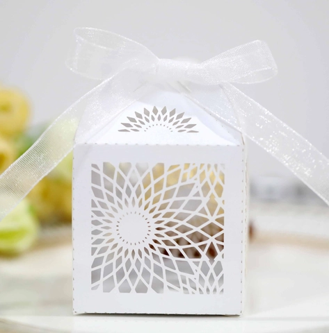 Laser Cut Διάτρητο Κουτί Γλυκών Λουλουδάτο Κουτί Δώρου Με Κορδέλα για Γάμο Γενέθλια Πάρτι Αποφοίτηση Γιορτή