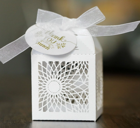 Laser Geschnittene Hohl Sonnenblume Gastgeschenkbox Perlmuttpapier Geschenkbox Mit Schleife Für Hochzeit Party Süßigkeiten Box