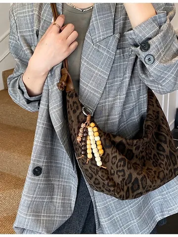 Damen Vintage PU Wildleder Hobo Tasche Leopardenmuster Halbmond Schultertasche Mit Holzperlen Anhänger Große Umhängetasche
