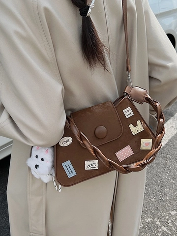 Bolso Cubo Retro de Cuero PU para Mujer Con Bordado de Parches Bolso de Hombro Asa Tejida y Dije de Perro de Peluche