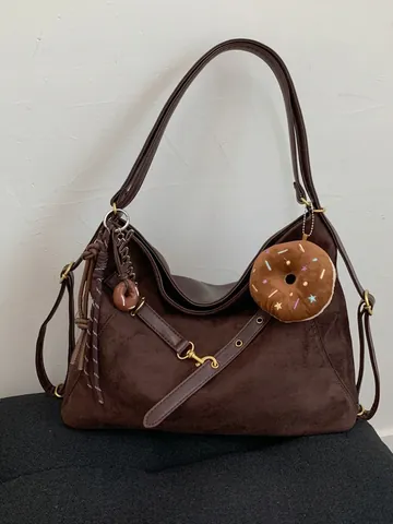 Sac à Dos Femme en Cuir PU Mat Grande Capacité Vintage Sac de Navetteur Rétro Avec Pendentif Beignet en Peluche Sac à Épaule