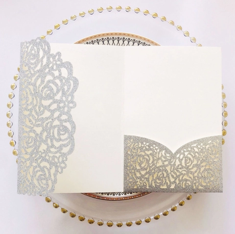 Lasergeschnittene Glitzer Silber Hochzeitseinladungskarte Elegantes Hohlrosenmuster Perlmuttpapier Grußkarte Für Hochzeitsbankett