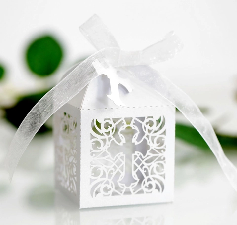 Scatola per Caramelle a Croce Traforata al Laser Con Nastro Elegante Scatola Regalo in Carta Perlata per Matrimonio Battesimo Festa Celebrazione