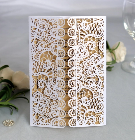 Elegante Weiße Lasergeschnittene Spitze Hochzeitseinladungen Mit Kraftpapier Einlage Und Hanfseil Schleife Hohl Blumen Einladungskarten