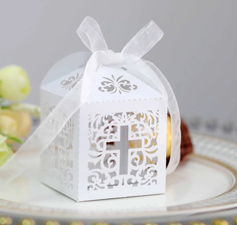 Laserschnitt Kreuz Papier Süßigkeitenbox Europäischer Stil Hohl Geschenkbox Mit Band Für Hochzeit Taufe Party Kommunion