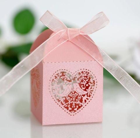 Romantic Laser Cut Pearlescent Paper Wedding Candy Boxes With Ribbon Hollow Heart Bird Pattern Party Gift Packaging Boxes