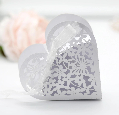 Scatole di Caramelle per Matrimonio a Forma di Cuore Tagliate al Laser Carta Perlata Scatola Regalo per Cioccolato Con Nastro Decorazione