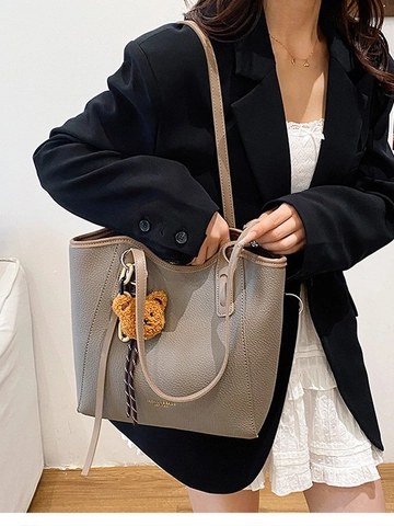 Women Large Capacity Vintage PU Leather Tote Bag Versatile Retro Shoulder Commuting Handbag With Bear Charm Fashion Purse