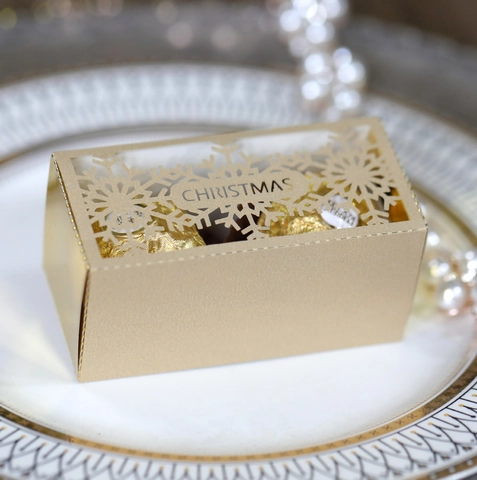 Laser Cut Hollow Snowflake Christmas Candy Box European Pearlescent Paper Gift Box For Wedding Party Favor Chocolate Box