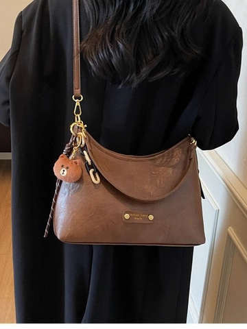 Sac Hobo Rétro en Cuir PU pour Femmes Grande Capacité Coutures Vintage Sac Bandoulière Navetteur Avec Pendentif Ours