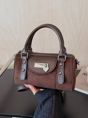 Sac Seau Boston en Cuir PU Dépoli Rétro pour Femmes Mode Couleur Contrastée Épissage Sac à Main Bandoulière Avec Pendentif Coeur