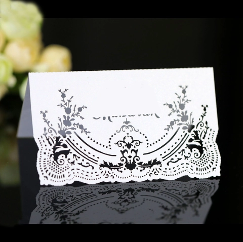 Marque-places Élégants en Papier Perlé Découpe Laser Dentelle Florale Cartes de Table Ajourées pour Décoration de Mariage Banquet