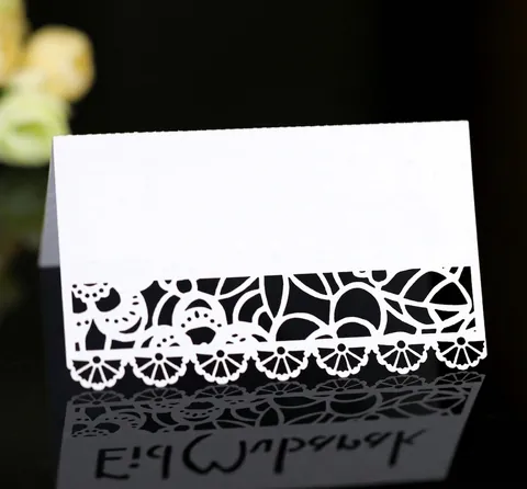 Élégant Marque-place de Mariage Découpé au Laser Papier Perlé Creux Dentelle Florale Cartes de Nom de Table pour Banquet Fête