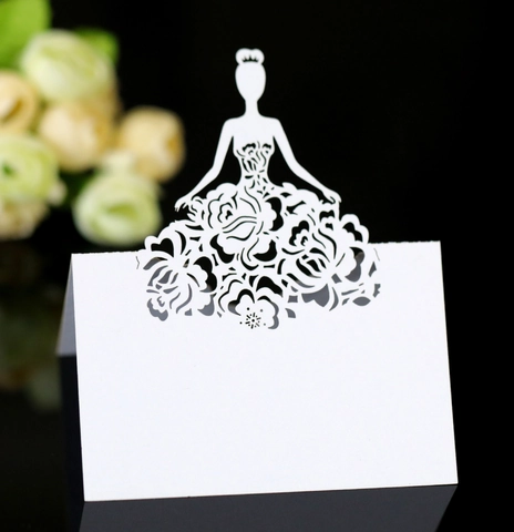 Marque-places Élégants en Papier Perlé Découpé au Laser Silhouette Féminine Design Rose Ajourée Décoration de Table de Mariage