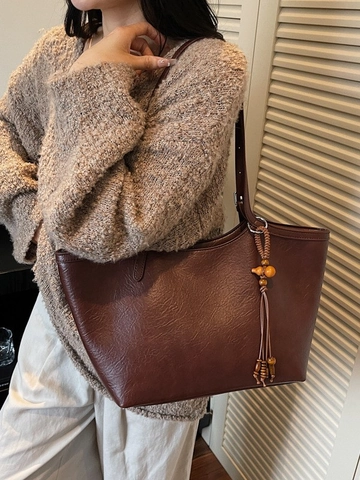 Sac Tote en Cuir PU pour Femmes Grande Capacité Minimaliste Plissé Sac à Épaule Avec Pendentif Gland en Bois Vintage Sac à Main Travail Décontracté