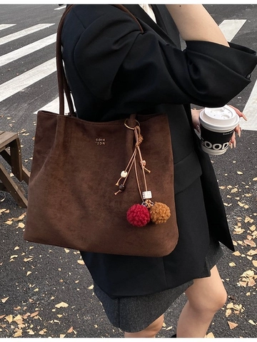 Bolso de Mano de PU Efecto Gamuza para Mujer Gran Capacidad Bolso de Hombro Minimalista Vintage Con Colgante de Pompones Color Sólido