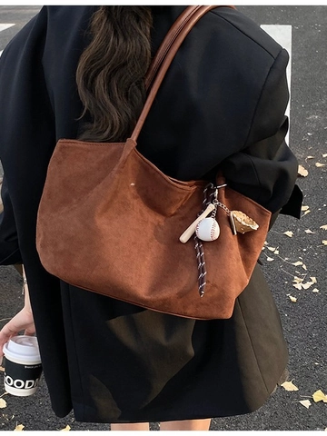 Bolso Tote de Gamuza de Gran Capacidad para Mujer Moda Casual Bolso de Hombro de Axila Con Amuletos Color Sólido Viaje Bolso