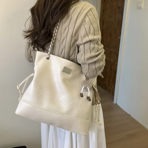 Retro PU Leather Large Capacity Tote Bag Minimalist Drawstring Shoulder Bag With Metal Chain And Plush Charm For Women